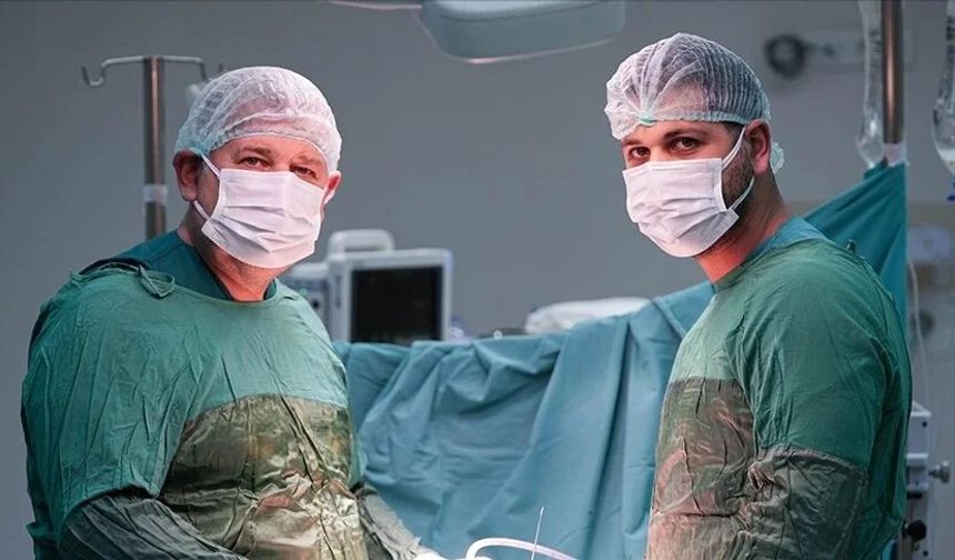 Cerrah baba ile asistan oğul, hastalara birlikte hizmet veriyor