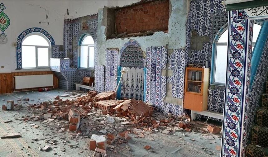Depremde camiler ve kerpiç yapılar hasar gördü