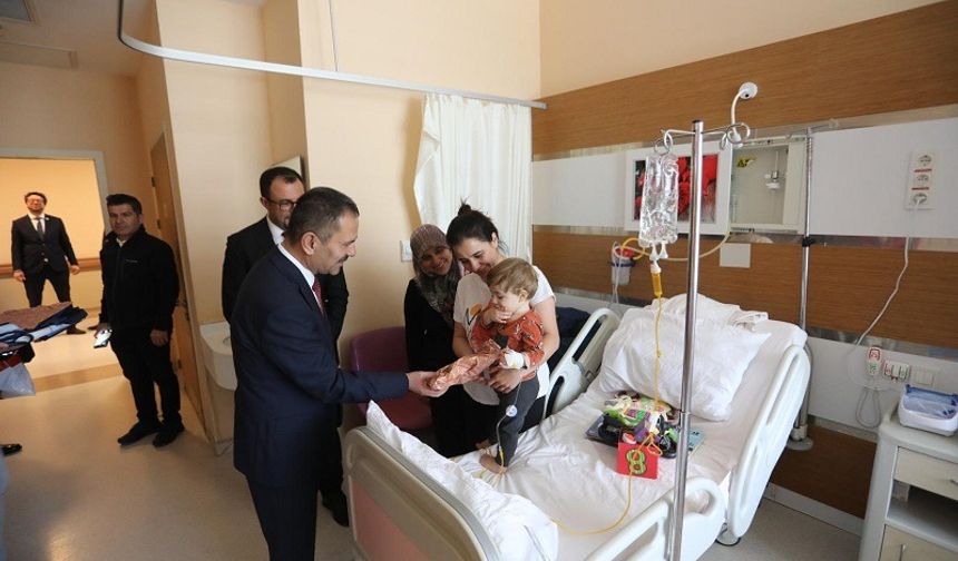 Çanakkale'de Hastanede Tedavi Gören Çocuklara "23 Nisan" Sürprizi