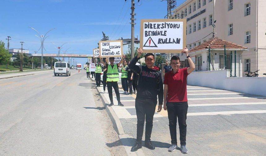 Çanakkale'de öğrenciler trafik kurallarına dikkat çekti