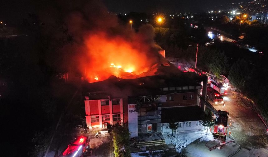 Fabrikada çıkan yangına müdahale ediliyor