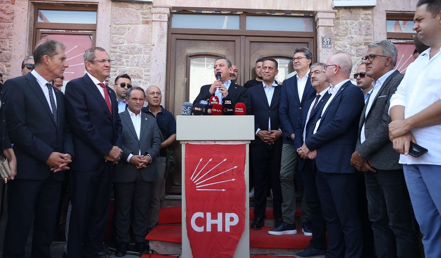 CHP Genel Başkanı Özel, partisinin Ayvalık İlçe Başkanlığı ziyaretinde konuştu: