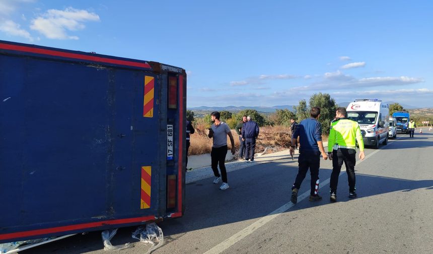 Çanakkale'de kamyon şarampole devrildi