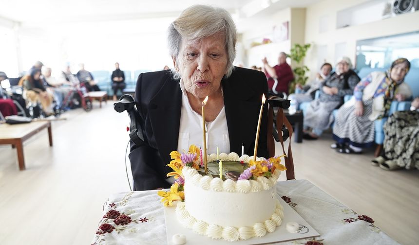 Huzurevinde yaşayan kadın, ilk doğum gününü 100. yaşında kutladı