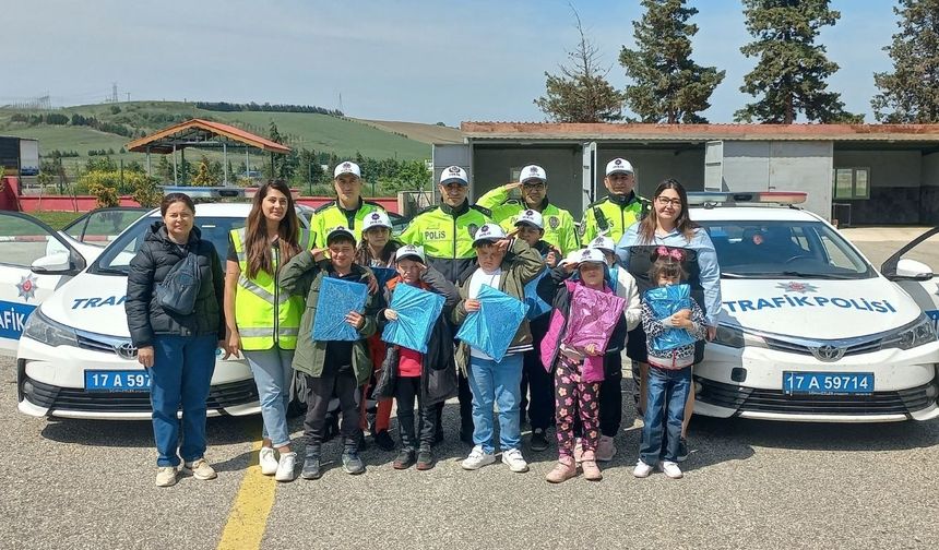 Gelibolu'da özel eğitim sınıfı öğrencisine sürpriz doğum günü kutlaması