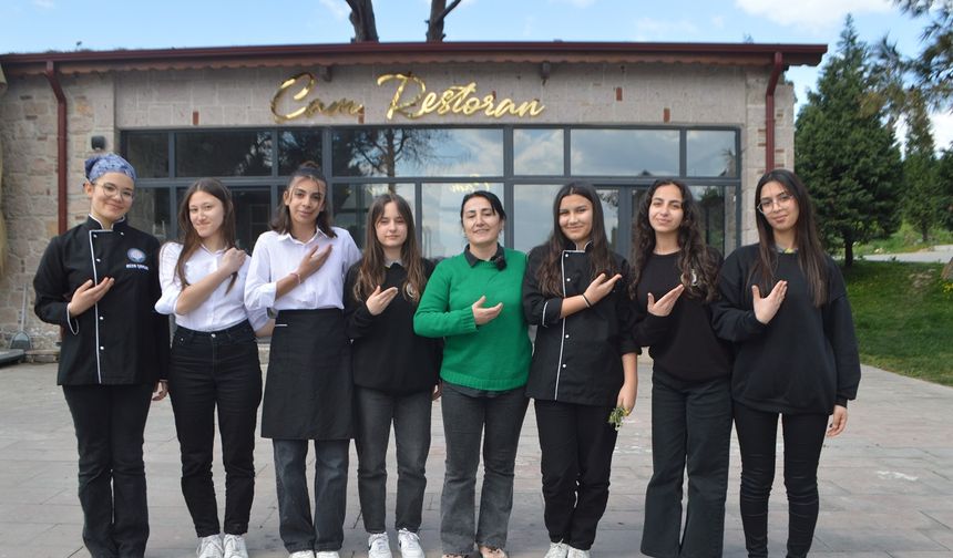 Lise öğrencileri işaret dili öğreniyor
