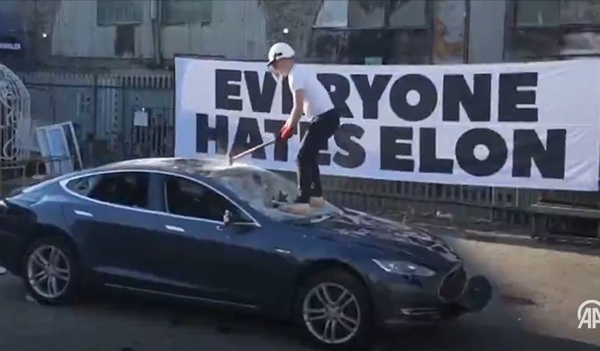 Elon Musk’ı protesto etmek için Tesla aracı parçaladılar