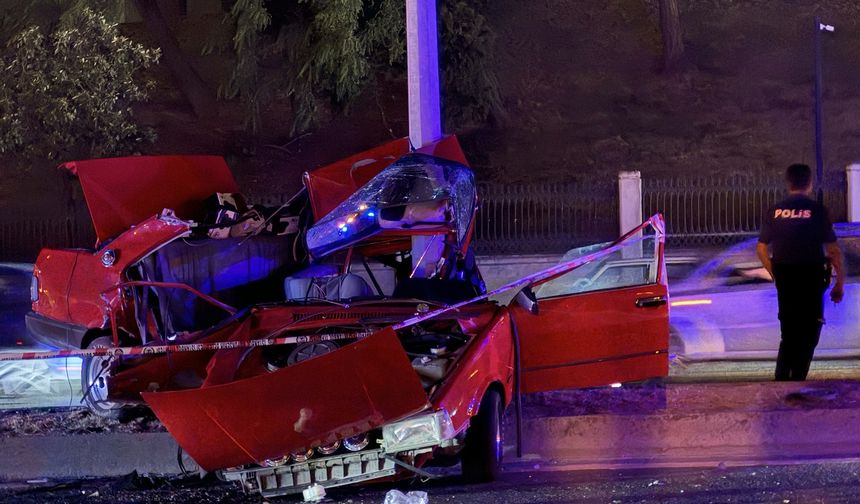 Aydınlatma direğine çarpan otomobilin sürücüsü hayatını kaybetti