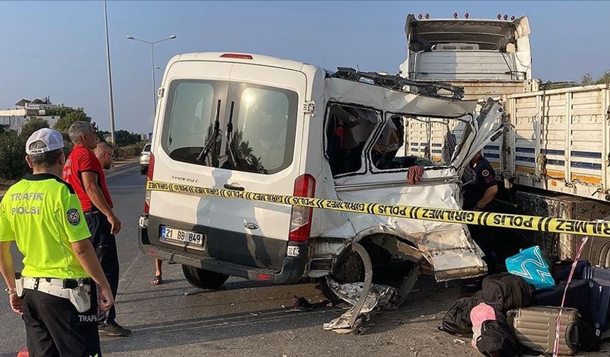 Öğrencileri taşıyan minibüs tıra çarptı! 2 can kaybı, 10 yaralı