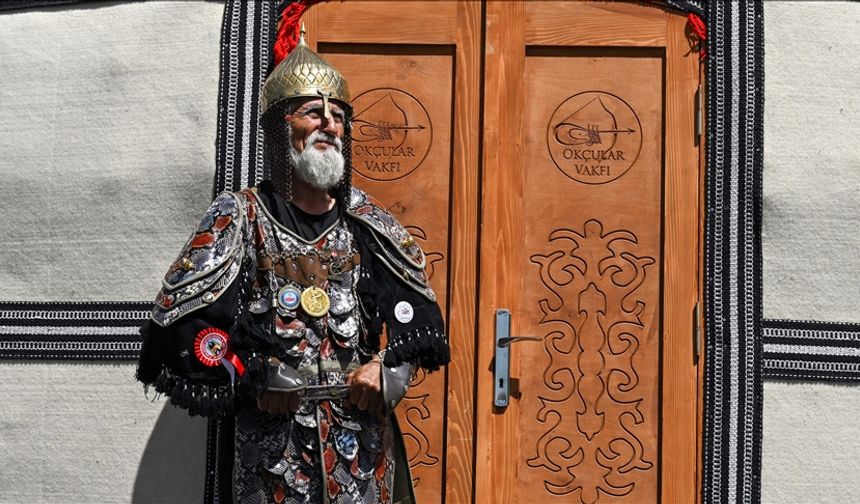 "71'lik delikanlı", Ahlat'ta gençlerin ilgi odağı oldu