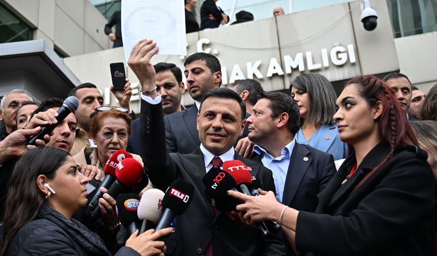 CHP İstanbul İl Kongresi'nde yeniden il başkanı seçilen Özgür Çelik mazbatasını aldı