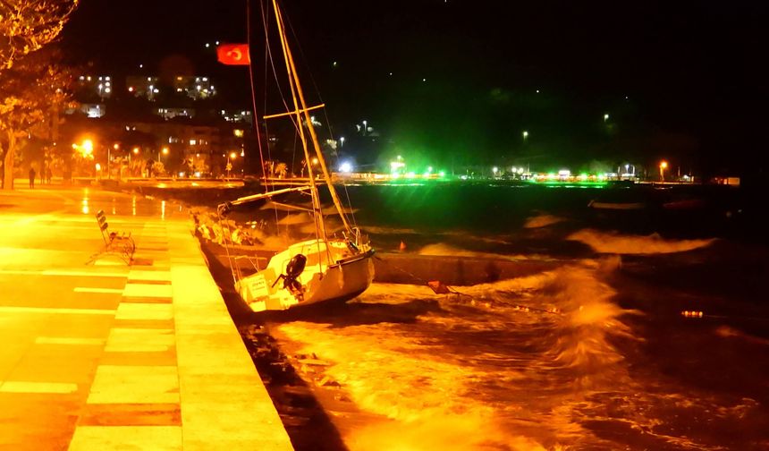 Fırtına sebebiyle bazı tekneler kıyıya vurdu