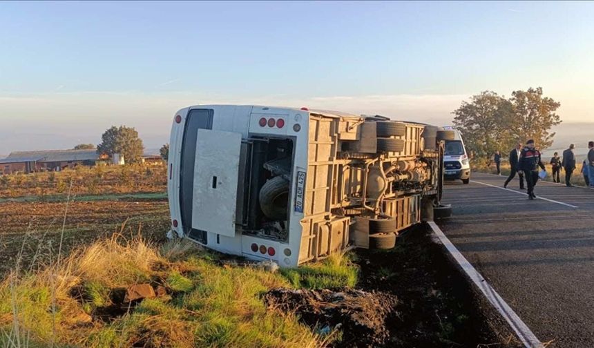 Tarım işçilerini taşıyan midibüs devrildi