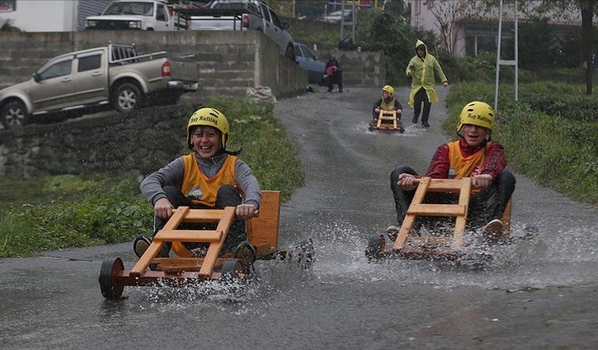 Tahta arabalar yağmura rağmen "Laz Ralli"de yarıştı