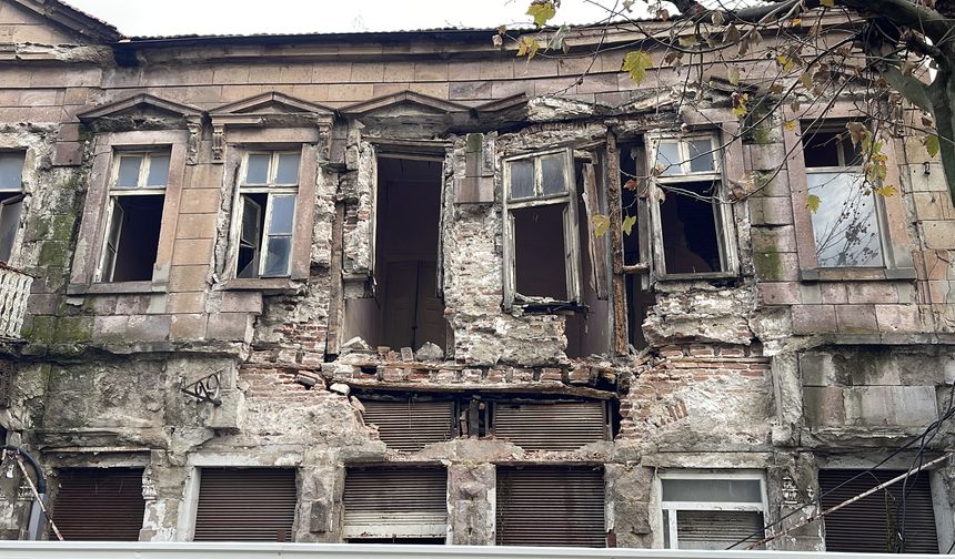 Komşu ilde etkili olan yağış asırlık binada hasara neden oldu