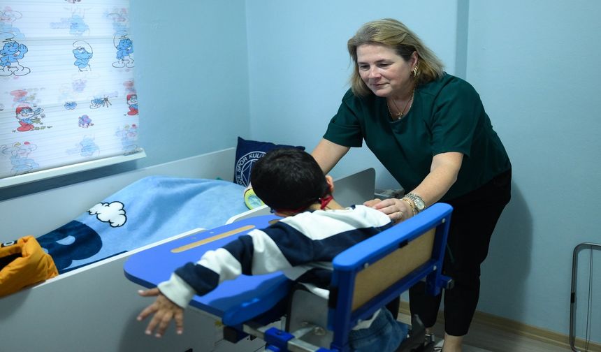 Kuvözden çıkan bebeğe yuva oldular, engeline rağmen ailesi olmaktan vazgeçmediler