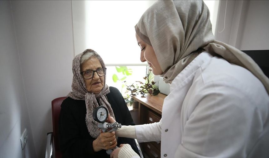 Düşme Kliniği ile yaşlılar hayata daha sıkı tutunuyor