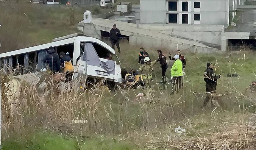 Servis midibüsünün devrilmesi sonucu 4 kişi öldü, 7 kişi yaralandı
