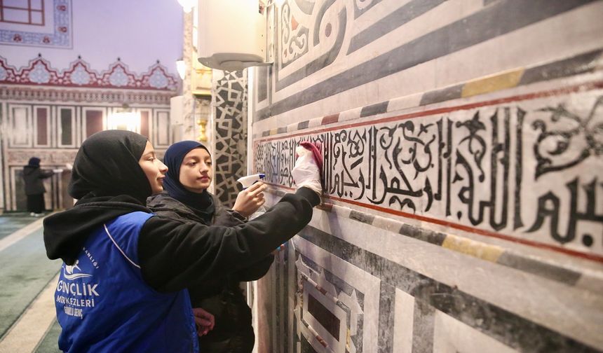 Gönüllü gençler cami temizledi