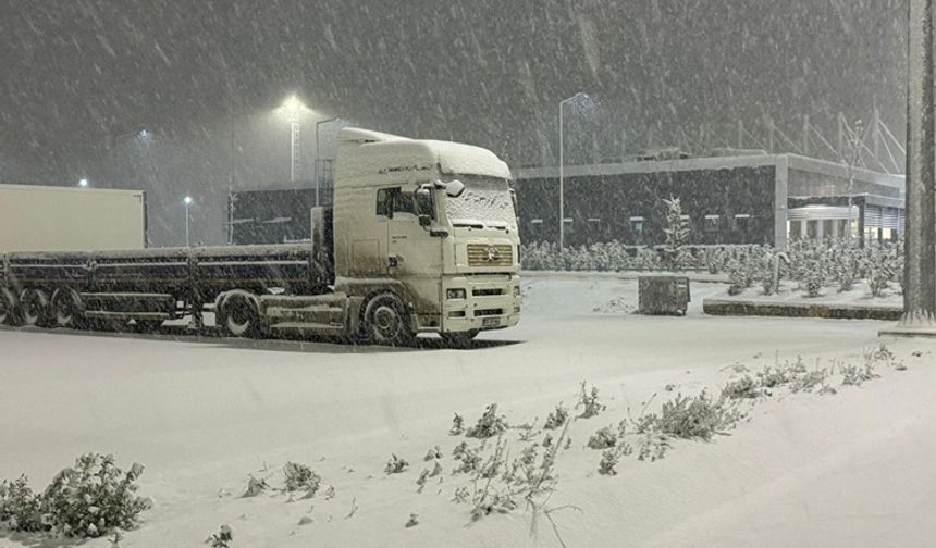 Yeni yılın ilk dakikalarında kar etkili oldu