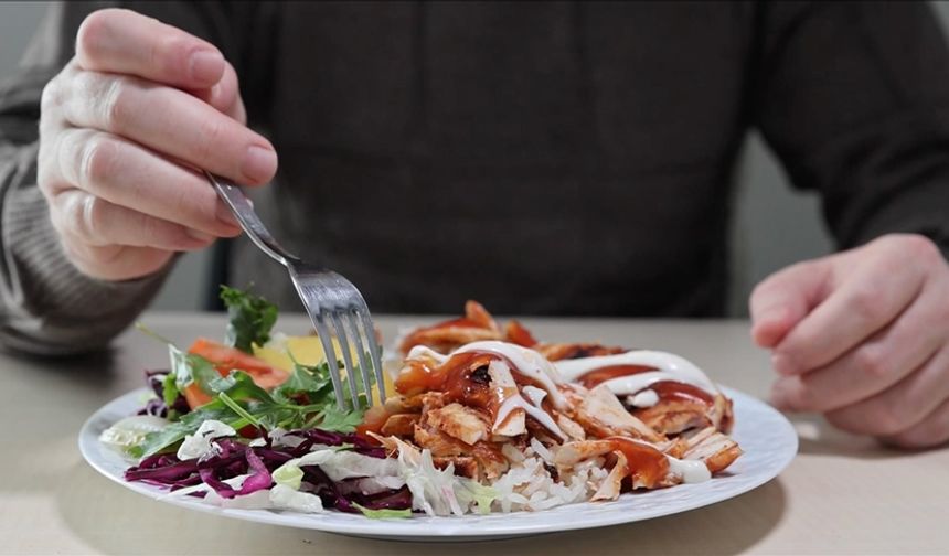 Pet şişeyi açamayan da çatalın tabakta çıkardığı sesten rahatsız olan da şikayet etti