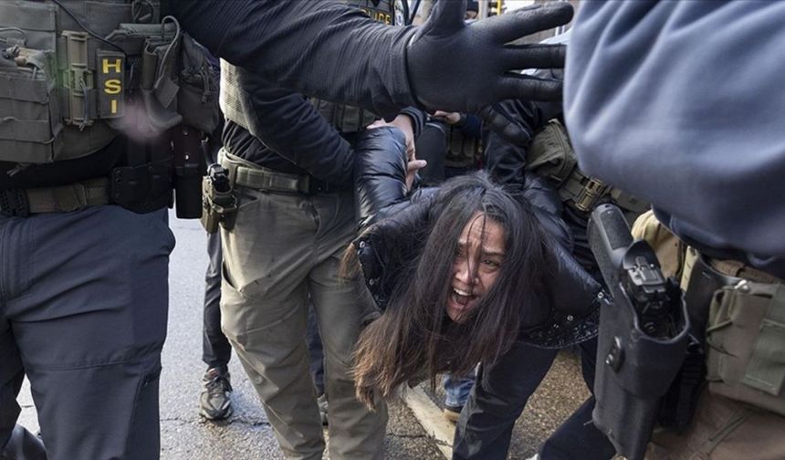 Çok sayıda mülteci gözaltına alınıp Texas'a gönderildi