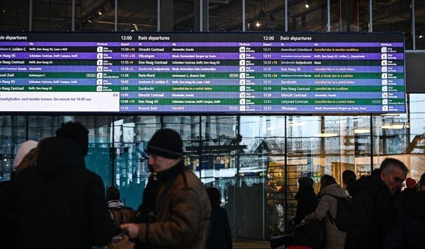 Zorlu kış şartları nedeniyle yüzlerce uçuşta iptal ve gecikme yaşanıyor