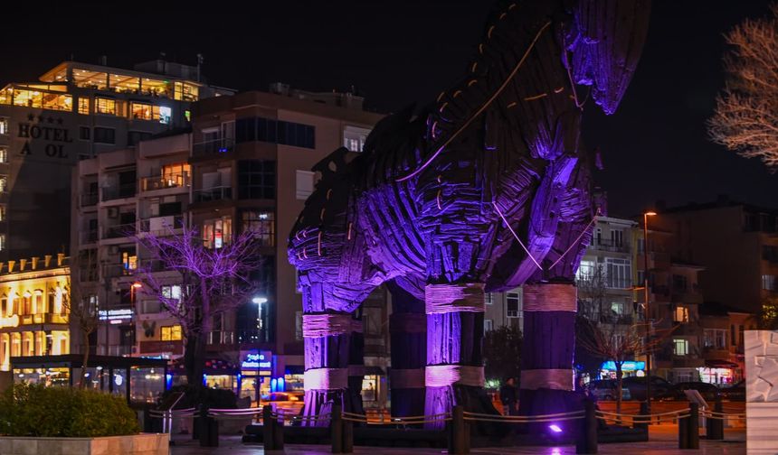 Çanakkale'deki Truva Atı Kanser Günü için mor renkle aydınlatıldı