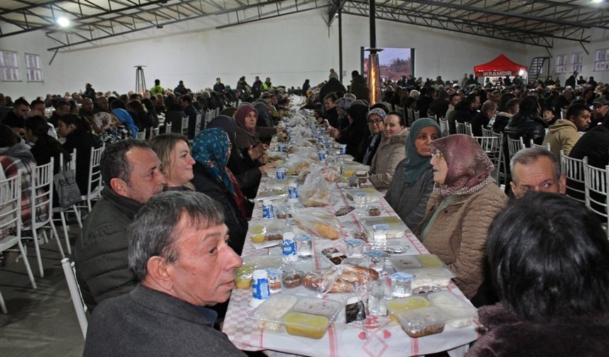 Çanakkale'nin Evreşe beldesinde vatandaşlar 2 bin kişilik iftar programında buluştu
