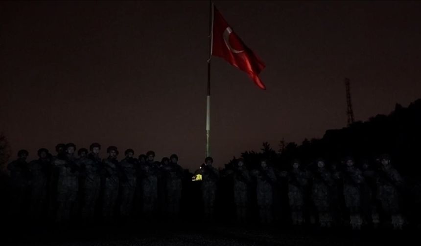 Mehmetçik’ten 6 Şubat Şehitlerine Saygı Duruşu