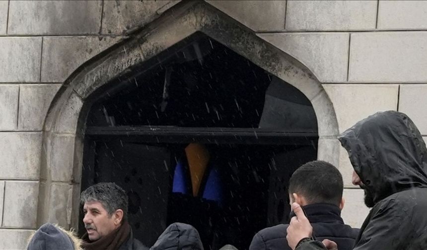 İsrailliler bir caminin girişini yaktı