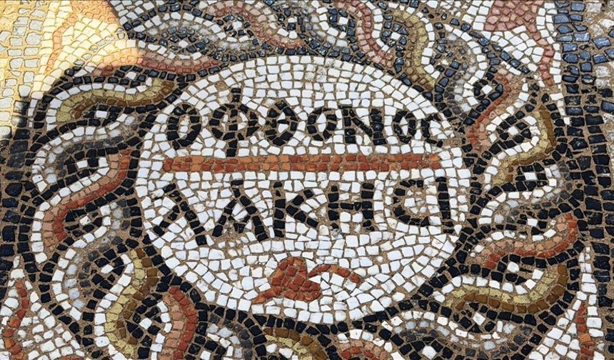 3 bin yıllık antik kentte "kıskanan çatlasın" yazılı mozaik bulundu