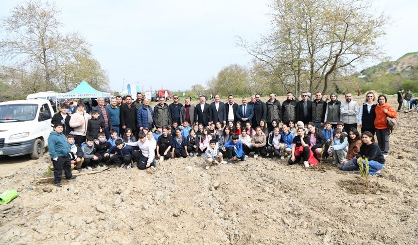 Lapseki'de fidanlar toprakla buluşturuldu