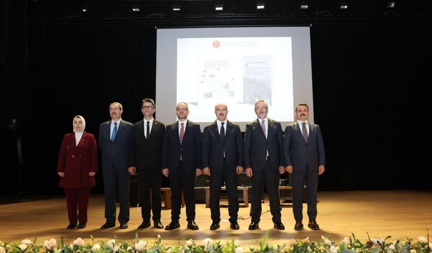İletişim Başkanlığı'nın "Şu Boğaz Harbi: Tarihi Belgelerle Çanakkale Destanı" kitabı tanıtıldı