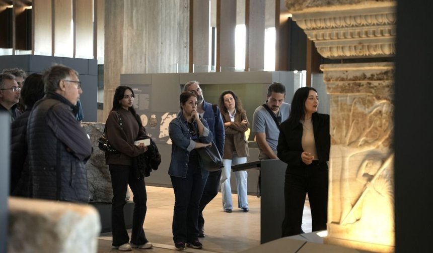 Ziyaretçiler Troya Müzesi'ni uzman rehber eşliğinde gezdi