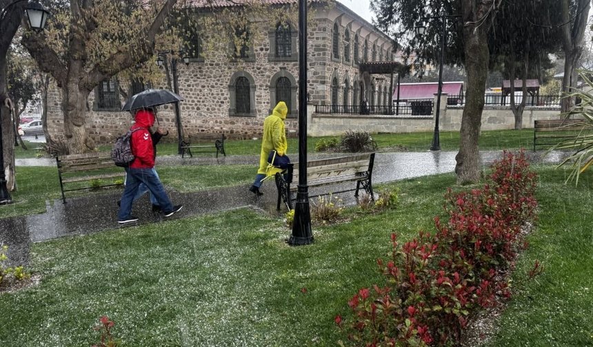 Trakya'da yer yer dolu yağışı etkili oldu (Video)