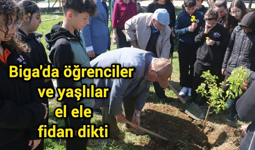 Biga’da öğrenciler ve yaşlılar el ele fidan dikti