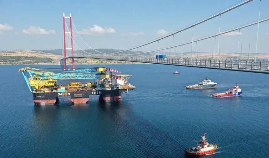 Dev vinç gemisi Çanakkale Boğazı'ndan geçiyor
