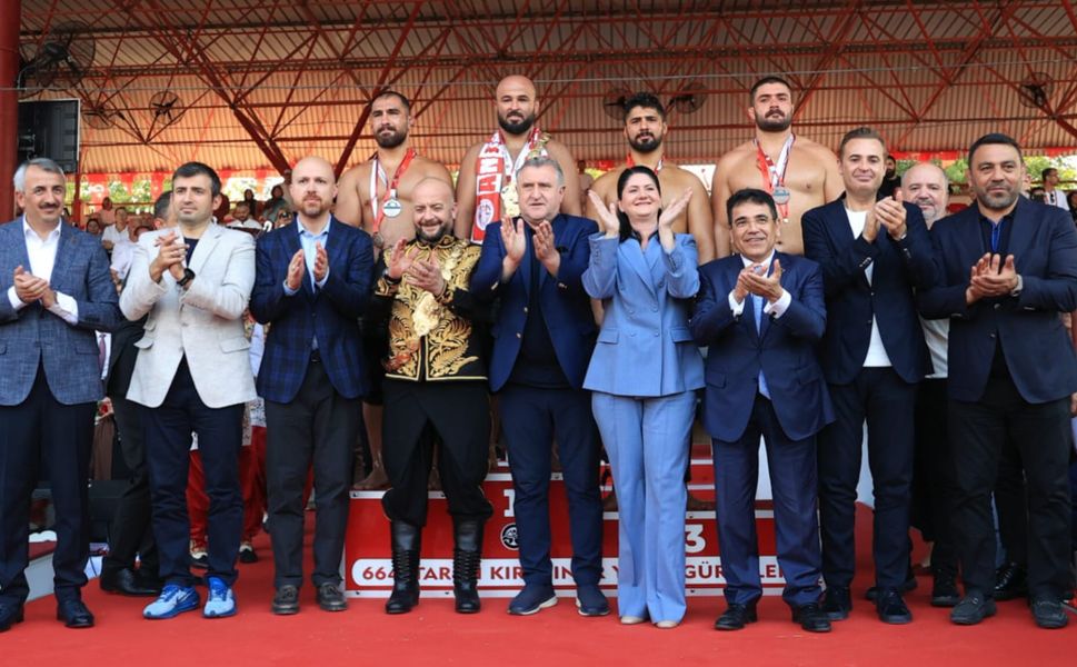 Kırkpınar başpehlivanı Orhan Okulu, altın kemeri kuşandı