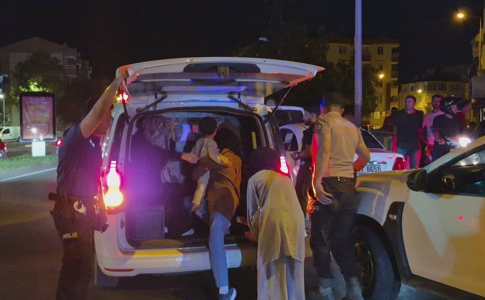 Jandarmanın "dur" ihtarına uymayan otomobilde 6 düzensiz göçmen yakalandı