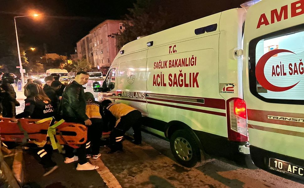 Motosikletin yayaya çarptığı kazada 1'i ağır 2 kişi yaralandı