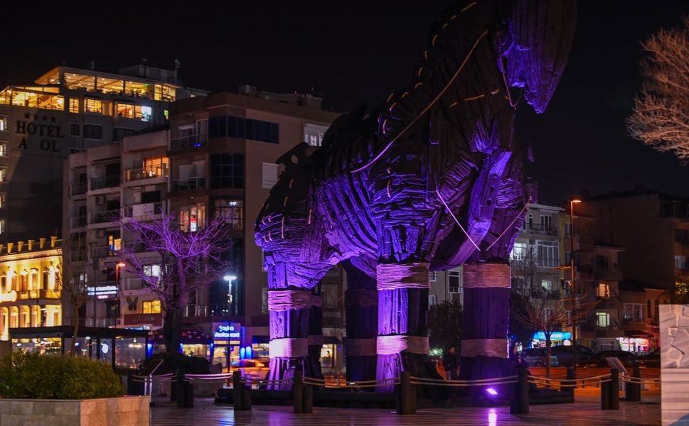 Çanakkale'deki Truva Atı Kanser Günü için mor renkle aydınlatıldı