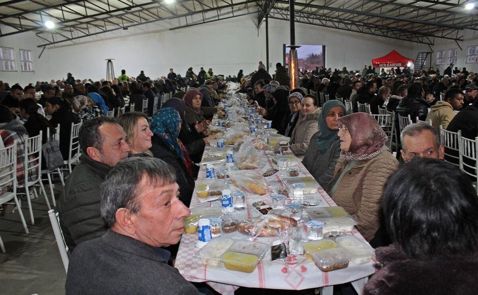 Çanakkale'nin Evreşe beldesinde vatandaşlar 2 bin kişilik iftar programında buluştu