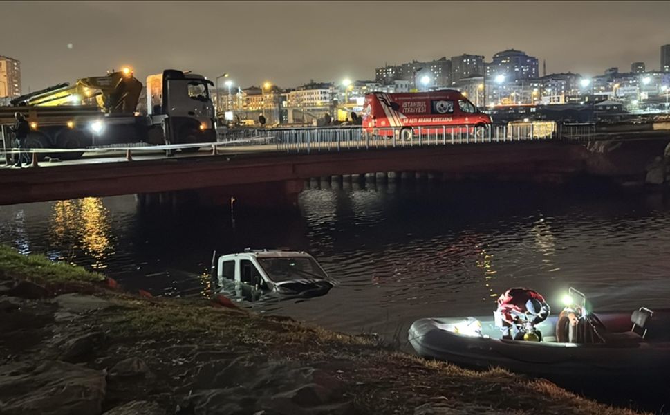 Kaza yapan zabıta aracı denize düştü