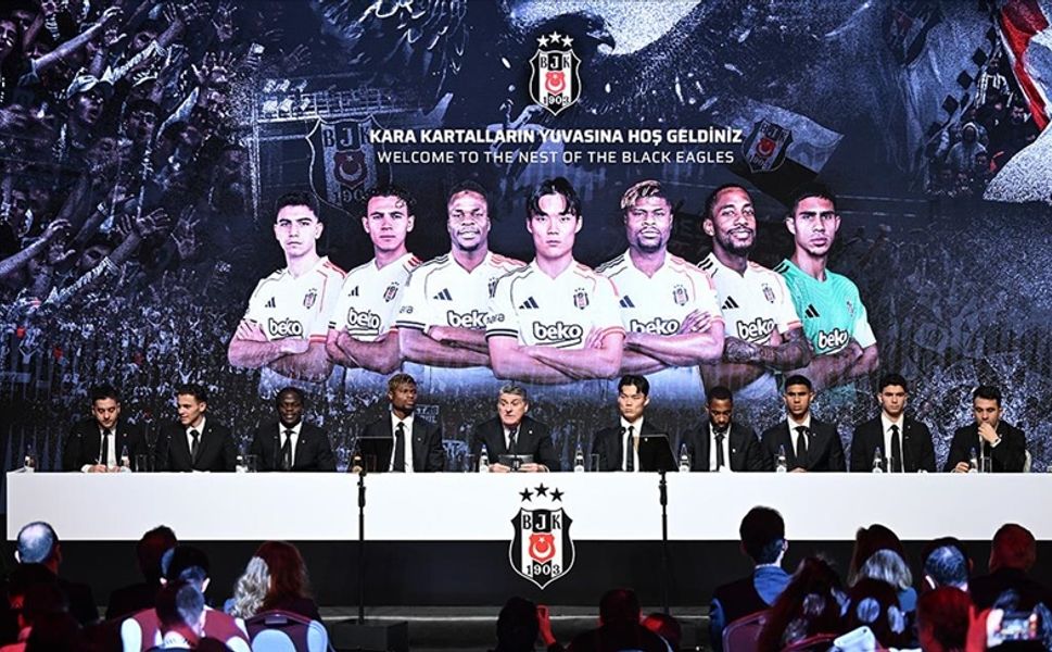 Beşiktaş, yeni transferleri için imza töreni düzenledi