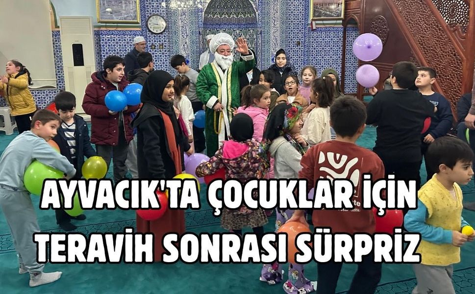 Ayvacık'ta çocuklar için teravih sonrası sürpriz