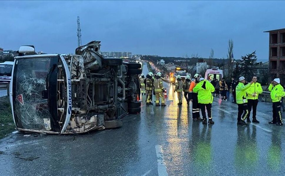 Servis aracının devrilmesi sonucu 1 kişi öldü, 9 kişi yaralandı