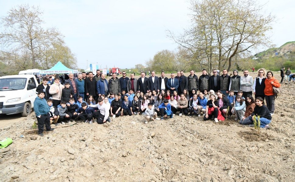 Lapseki'de fidanlar toprakla buluşturuldu