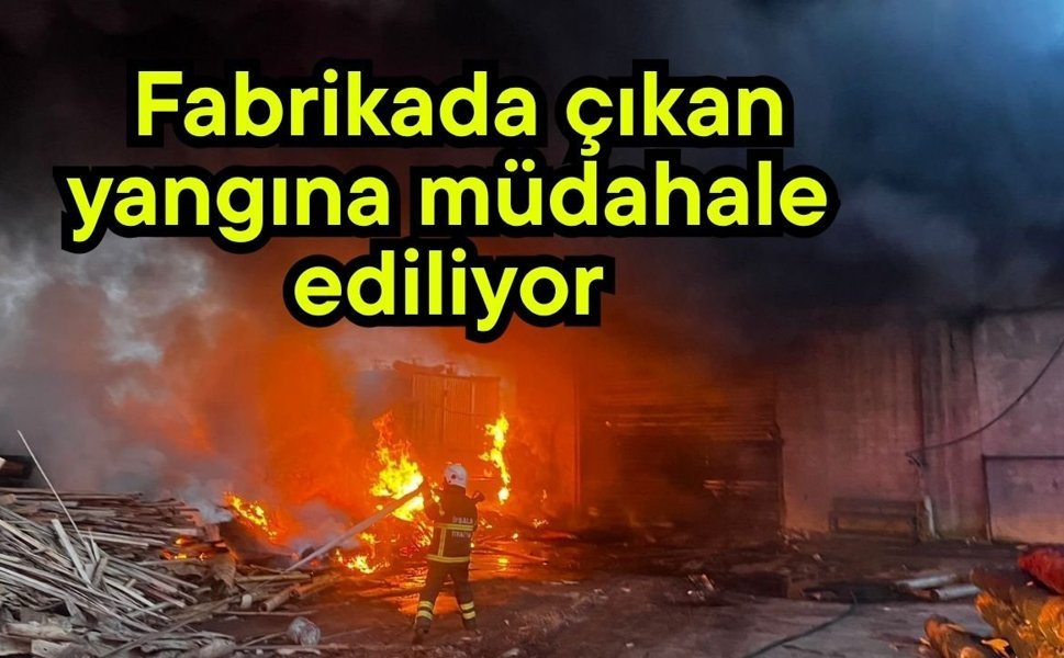 Fabrikada çıkan yangına müdahale ediliyor