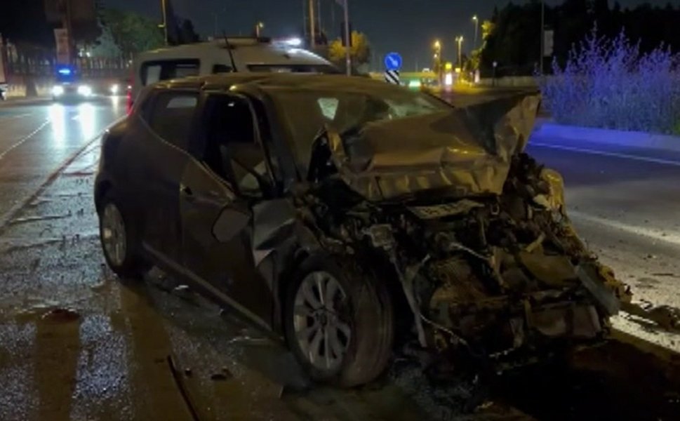 Tıra çarpan otomobilin sürücüsü yaralandı